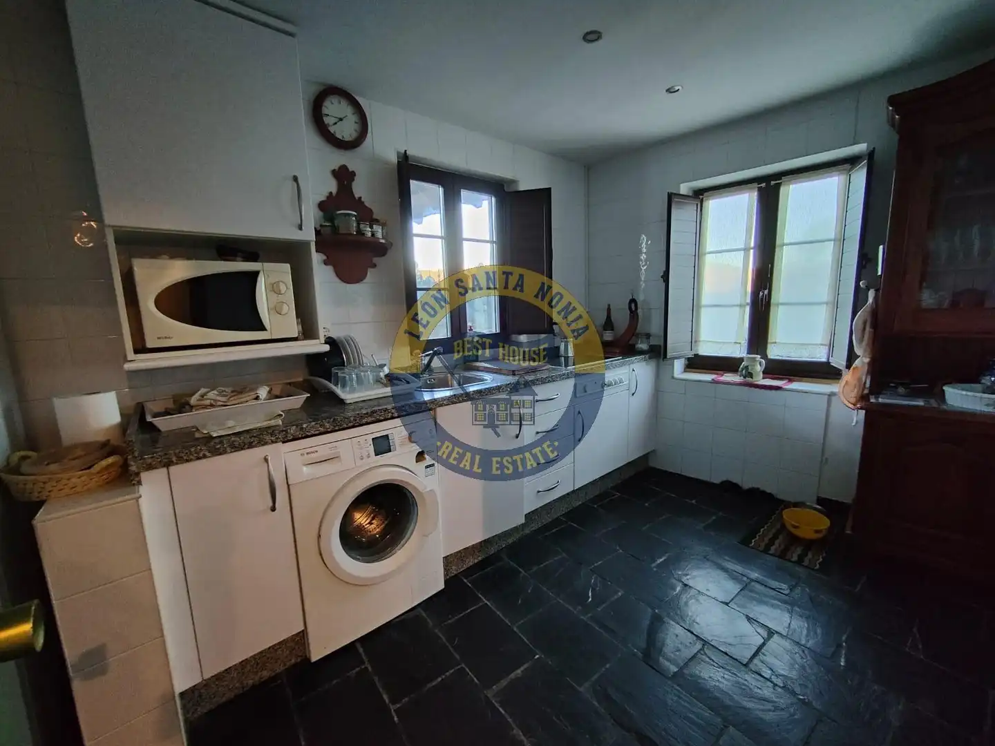 Cuina de Casa o xalet en venda en Soto y Amío amb Calefacció, Jardí privat i Moblat