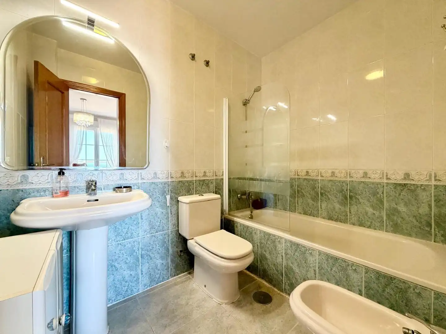 Badezimmer von Wohnung zum Verkauf in Roquetas de Mar mit Klimaanlage, Terrasse und Möbliert