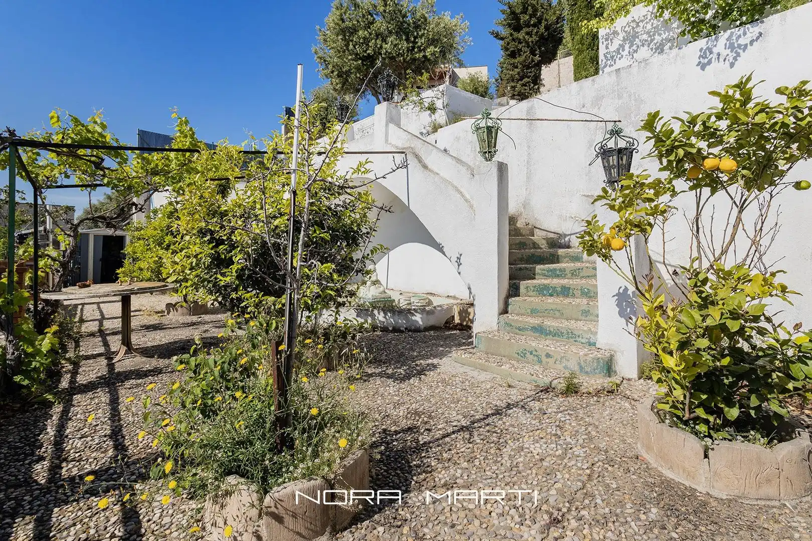 Vista exterior de Casa o chalet en venta en Esplugues de Llobregat con Jardín privado, Piscina y Alarma