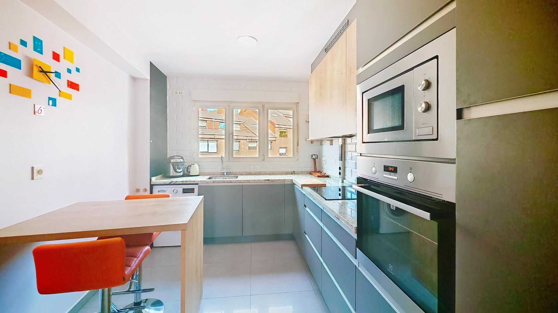 Cuina de Pis en venda en Oviedo  amb Calefacció i Terrassa