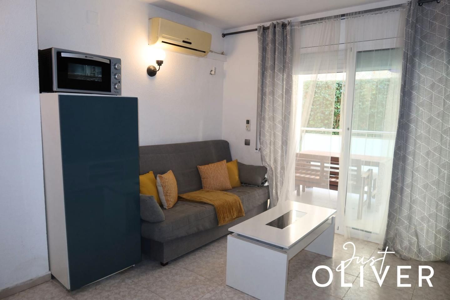 Sala d'estar de Estudi en venda en Salou amb Aire condicionat, Terrassa i Piscina comunitària