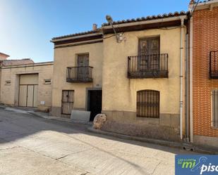 Vista exterior de Casa adosada en venda en Bercero amb Terrassa i Balcó