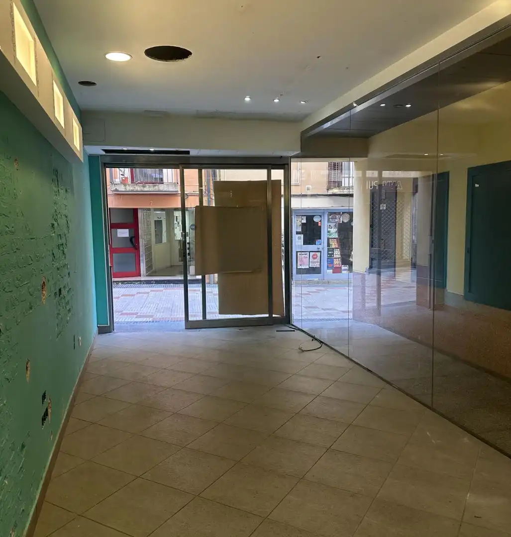 Local comercial en alquiler en de Santa Maria 10, imagen 2