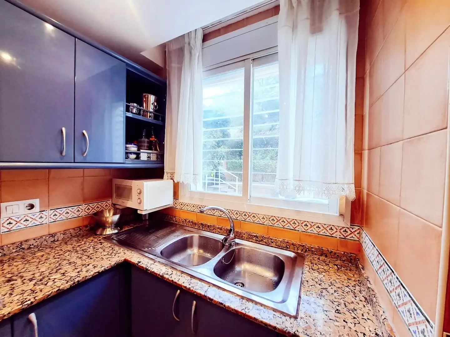 Küche von Erdgeschoss zum Verkauf in Calvià mit Privatgarten, Parkett und Terrasse