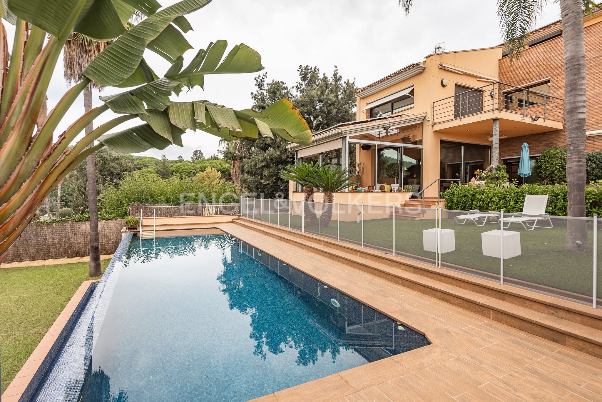 Vista exterior de Casa o xalet en venda en Sant Vicenç de Montalt amb Aire condicionat, Calefacció i Jardí privat