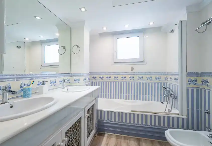Bany de Casa o xalet de lloguer en Marbella amb Aire condicionat, Jardí privat i Terrassa