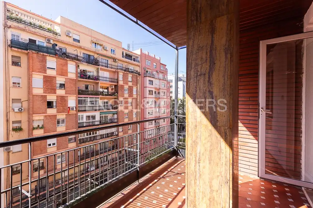 Vista exterior de Pis de lloguer en Valencia amb Calefacció, Parquet i Terrassa