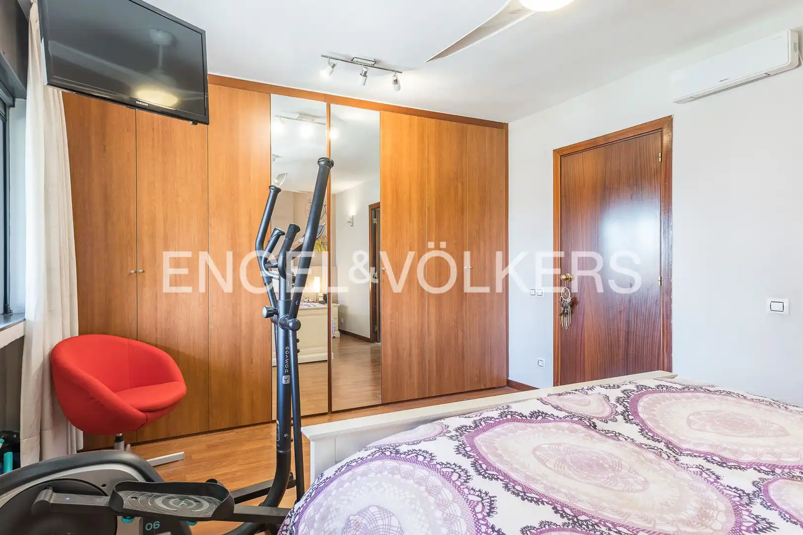 Habitación de Dúplex en venta en Sant Just Desvern con Aire acondicionado, Calefacción y Jardín privado