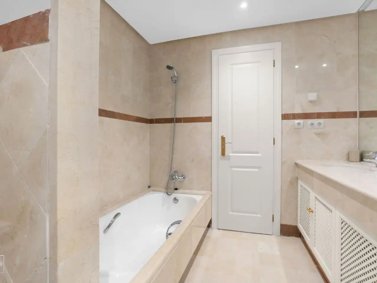 Bathroom of Apartments for sale in Nueva Andalucía