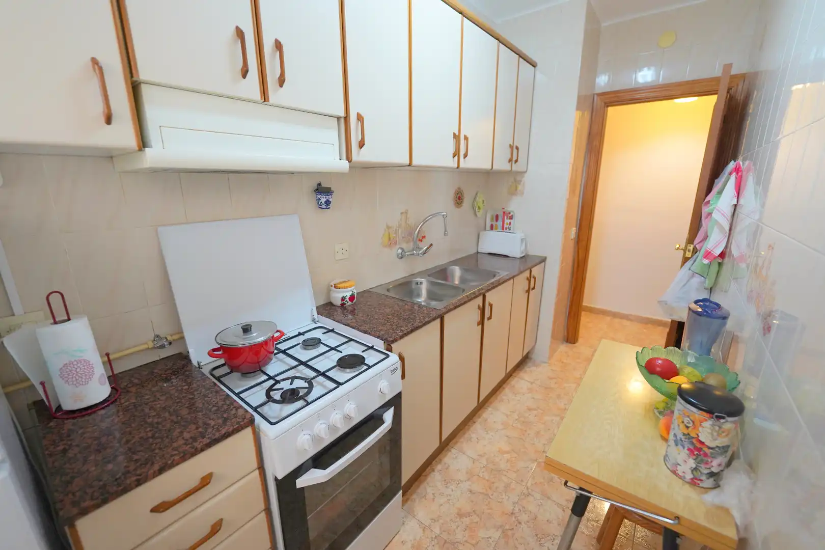 Küche von Wohnung zum Verkauf in Barcelona mit Ofen und Balkon