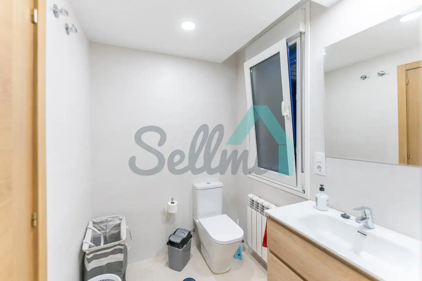 Bathroom of Flat for rent in Oviedo   with Heating, Parquet flooring and Storage room