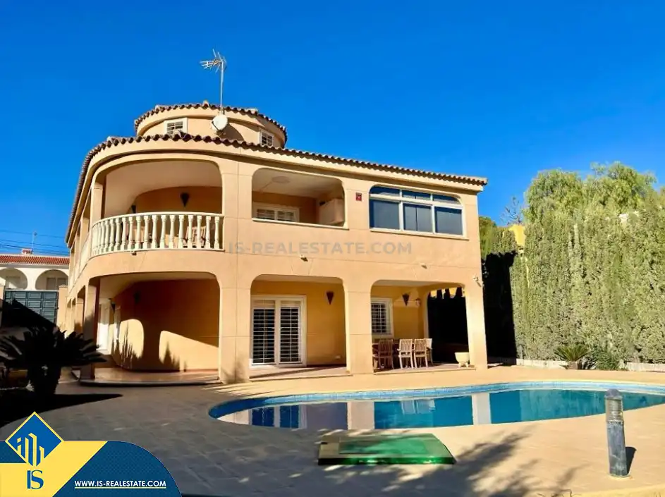 Chalet con piscina en venta en Los Balcones - Los Altos