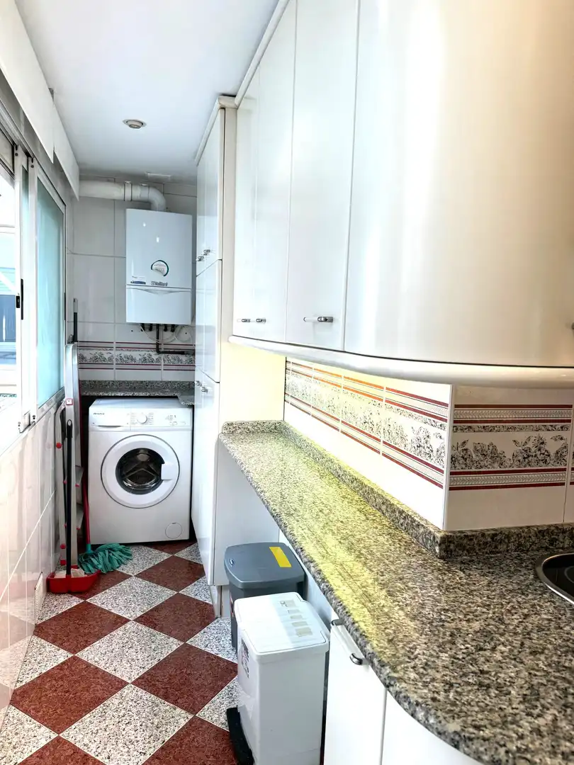Cuina de Pis de lloguer en Valencia amb Aire condicionat, Calefacció i Moblat