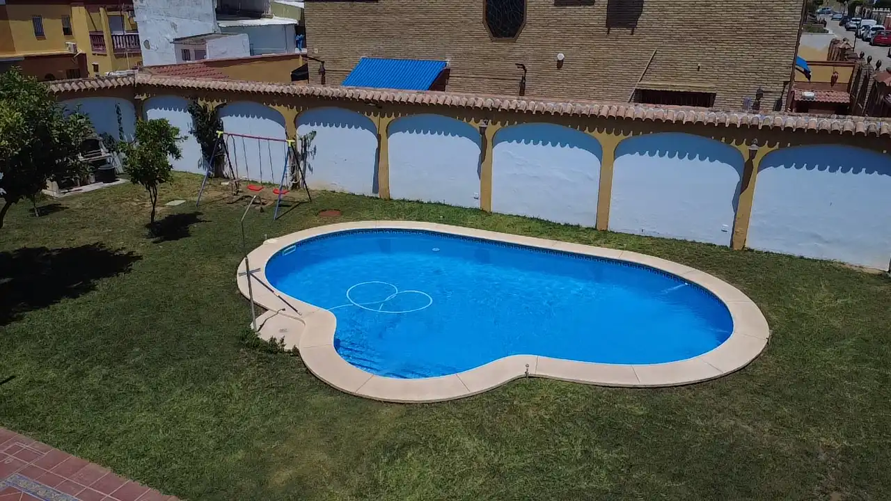 Piscina de Casa o xalet en venda en Bormujos amb Aire condicionat, Jardí privat i Terrassa