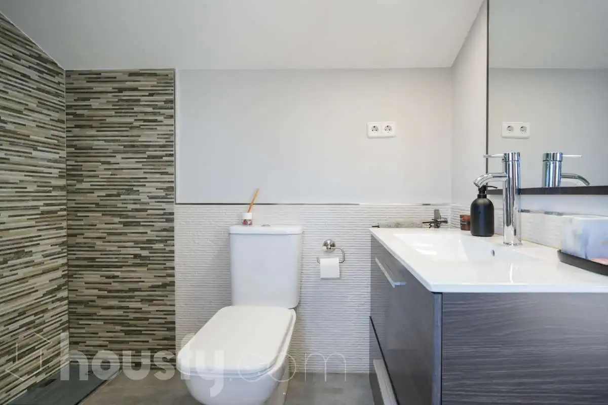 Baño de Casa adosada en venta en Madrid con Aire acondicionado, Calefacción y Jardín privado