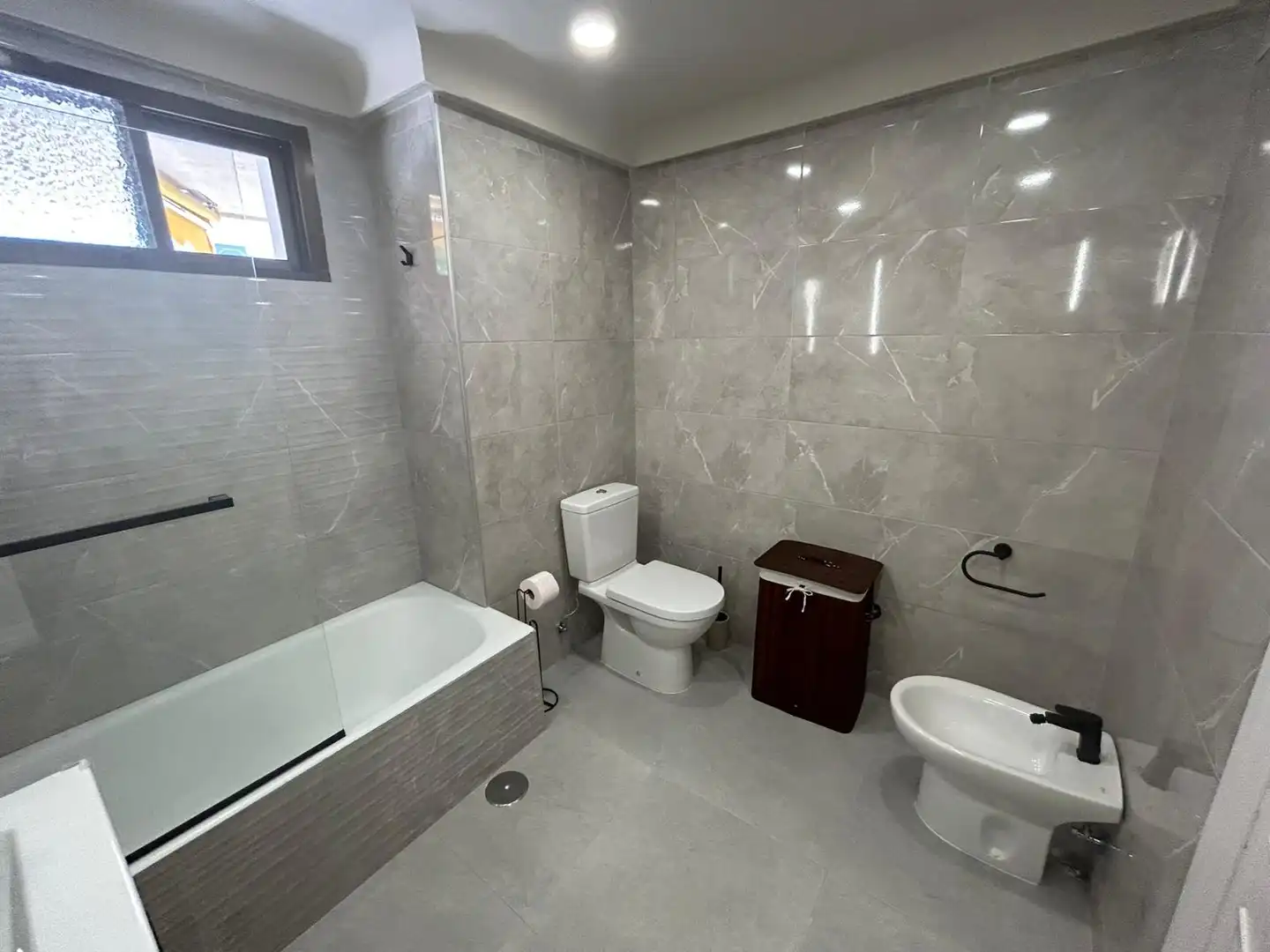 Baño de Piso de alquiler en Estepona con Aire acondicionado, Terraza y Amueblado