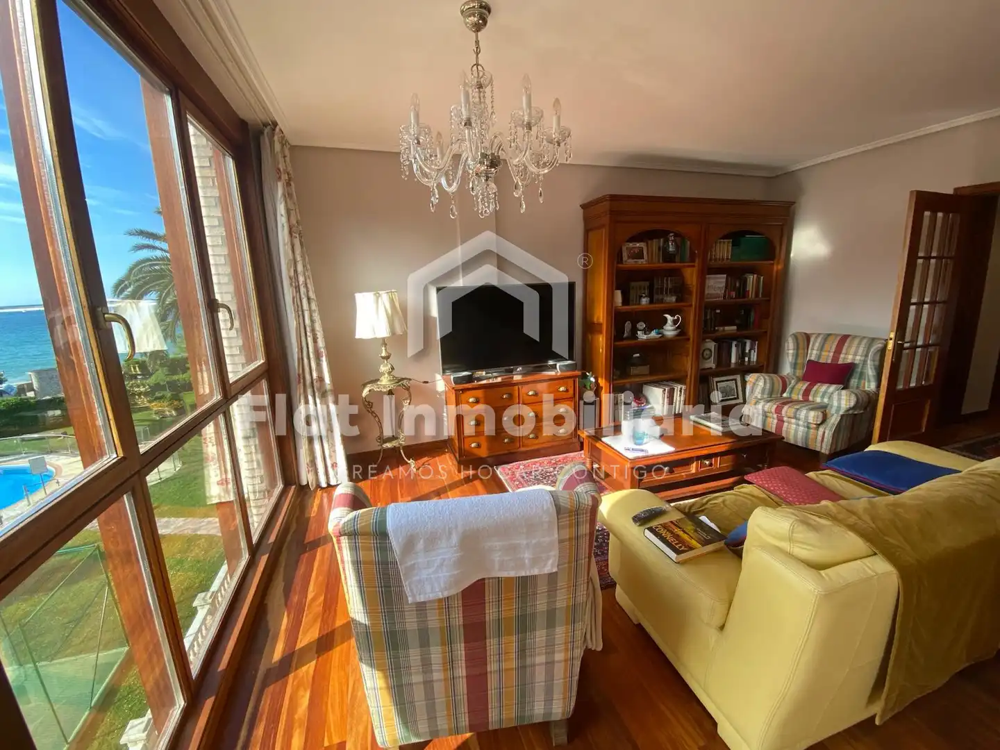 Sala de estar de Piso en venta en Castro-Urdiales con Calefacción, Parquet y Terraza
