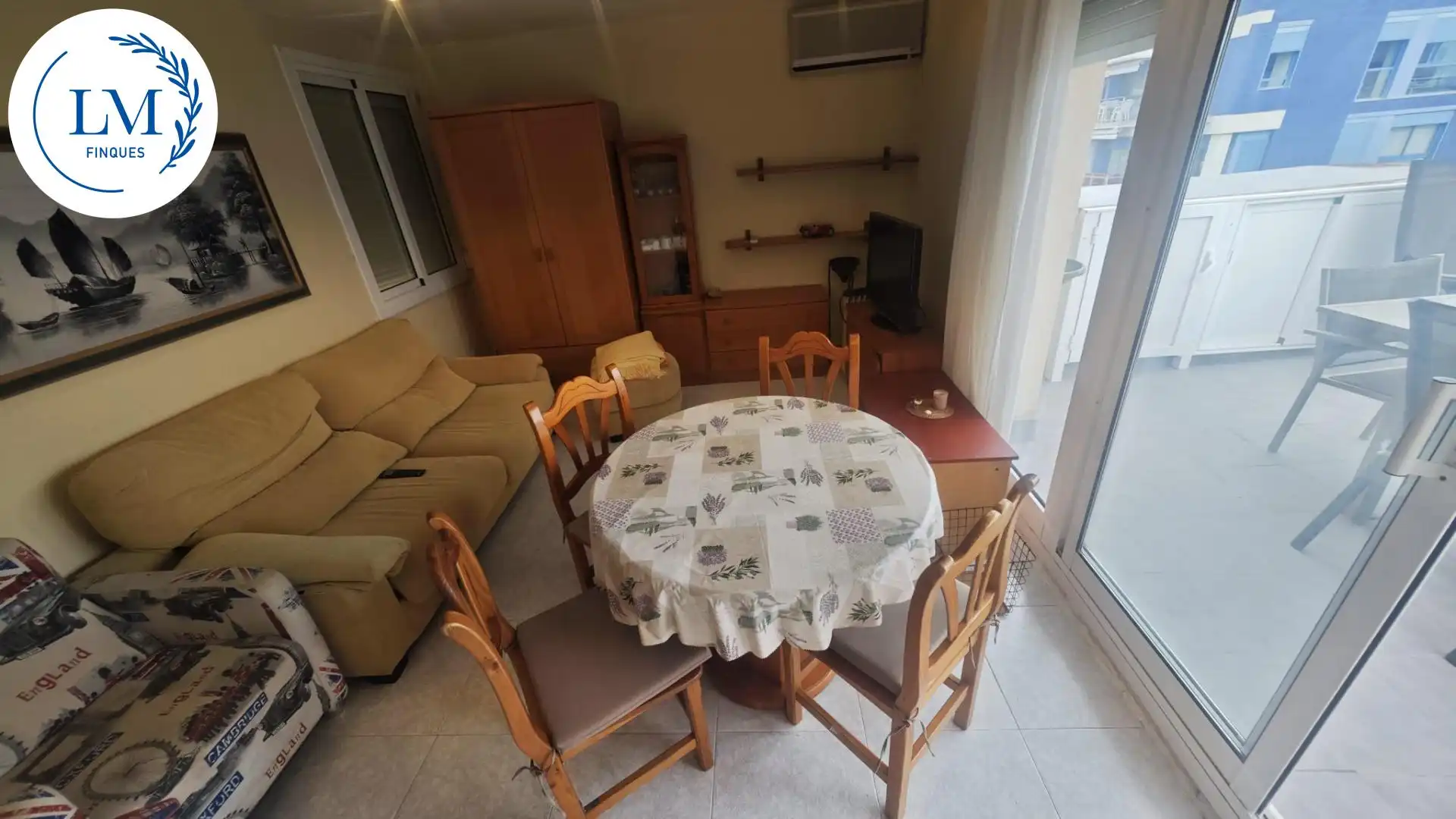 Esszimmer von Dachboden zur Miete in Vilanova i la Geltrú mit Klimaanlage, Terrasse und Möbliert