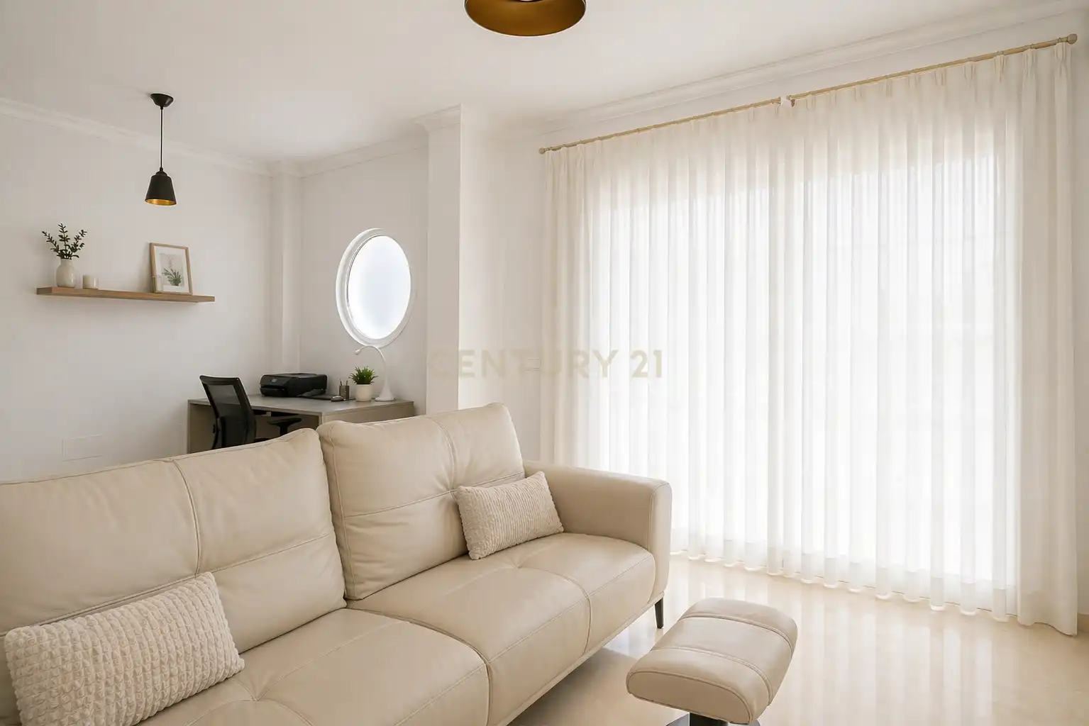 Sala d'estar de Casa o xalet en venda en Fuengirola amb Aire condicionat, Jardí privat i Traster