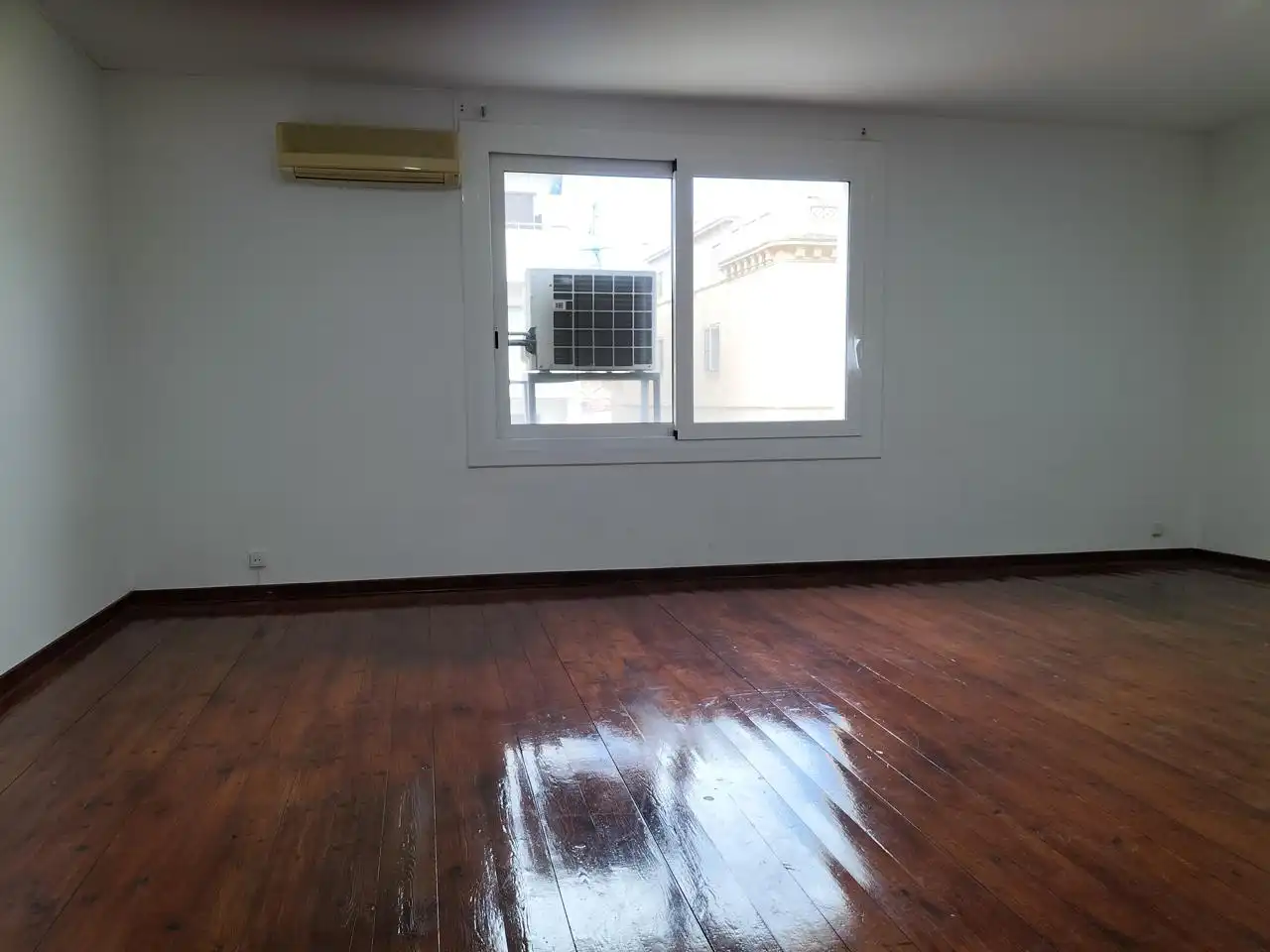 Habitación de Oficina de alquiler en Vilanova i la Geltrú con Aire acondicionado
