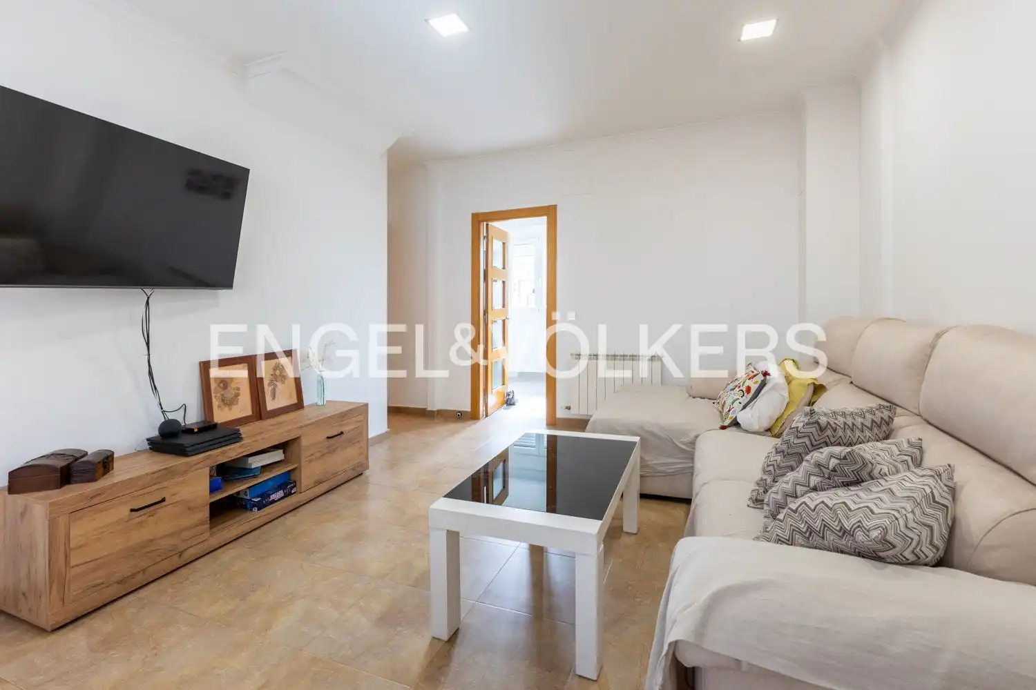 Living room of Houses for sale in Requena  with Air Conditioner, Heating and Storage room