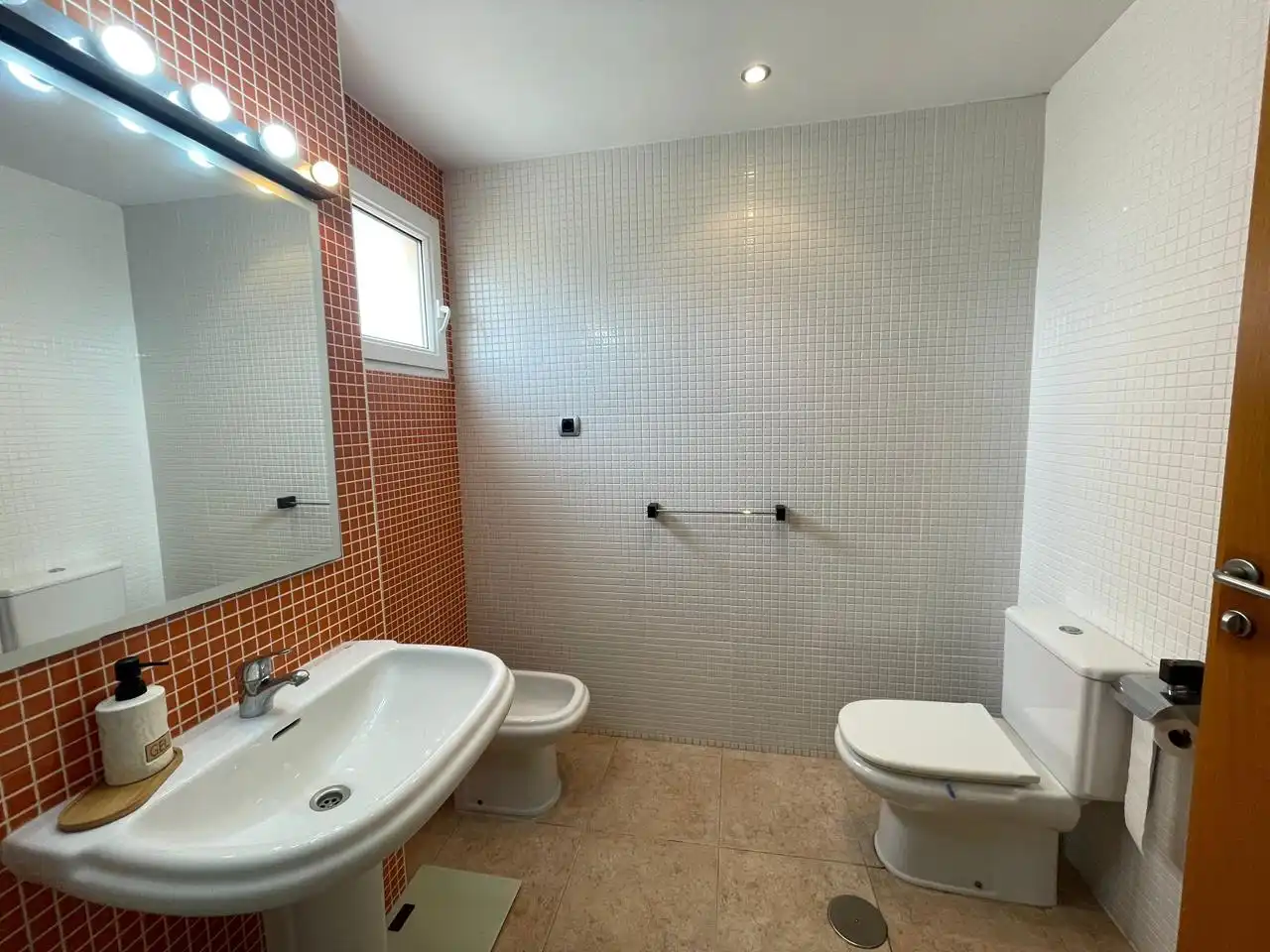 Bany de Apartament en venda en La Manga del Mar Menor amb Aire condicionat, Terrassa i Piscina