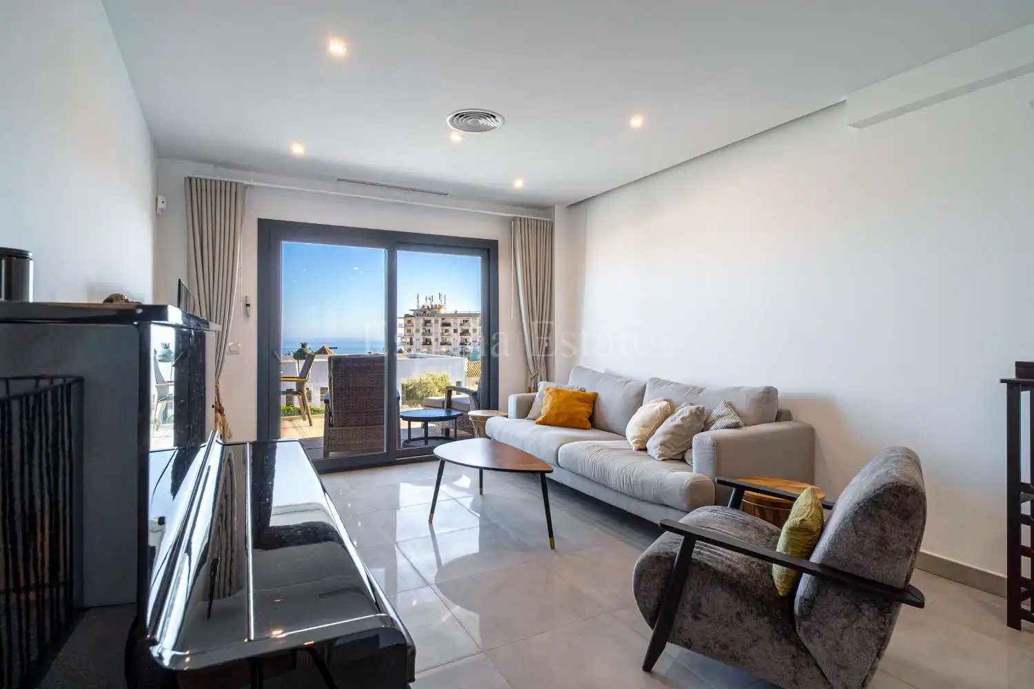 Sala de estar de Casa adosada en venta en Nerja con Aire acondicionado, Calefacción y Terraza