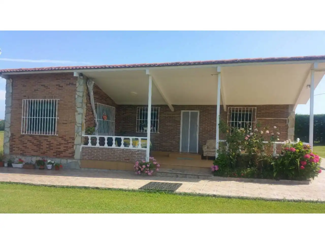 Vista exterior de Casa o xalet en venda en Miengo amb Calefacció i Jardí privat