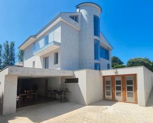 Vista exterior de Casa o xalet en venda en Oleiros amb Calefacció, Jardí privat i Parquet