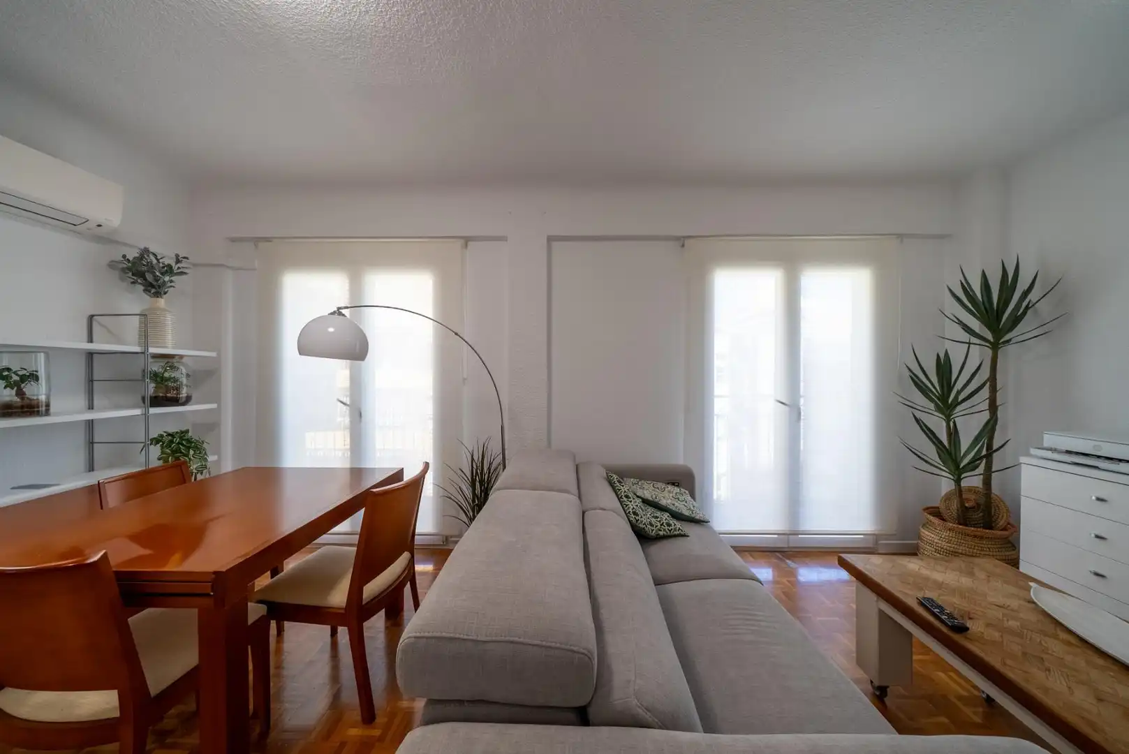Sala d'estar de Apartament de lloguer en Alicante / Alacant amb Moblat i Balcó