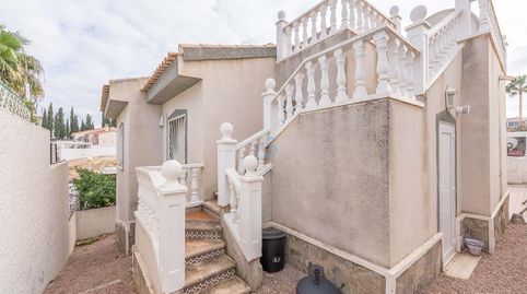 Esta fabulosa villa independiente de tres dormitorios se encuentra en la codiciada zona de Quesada y ofrece la combinación perfect