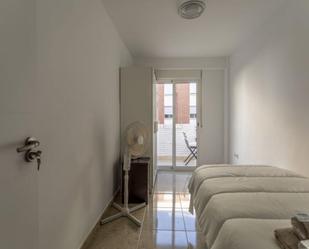 Bedroom of Apartment to share in  Valencia Capital  with Air Conditioner and Balcony