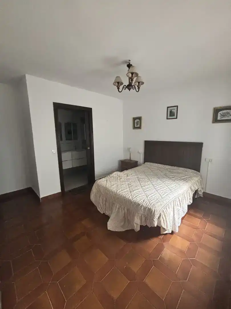 Schlafzimmer von Wohnung zur Miete in Trujillo mit Klimaanlage, Parkett und Möbliert
