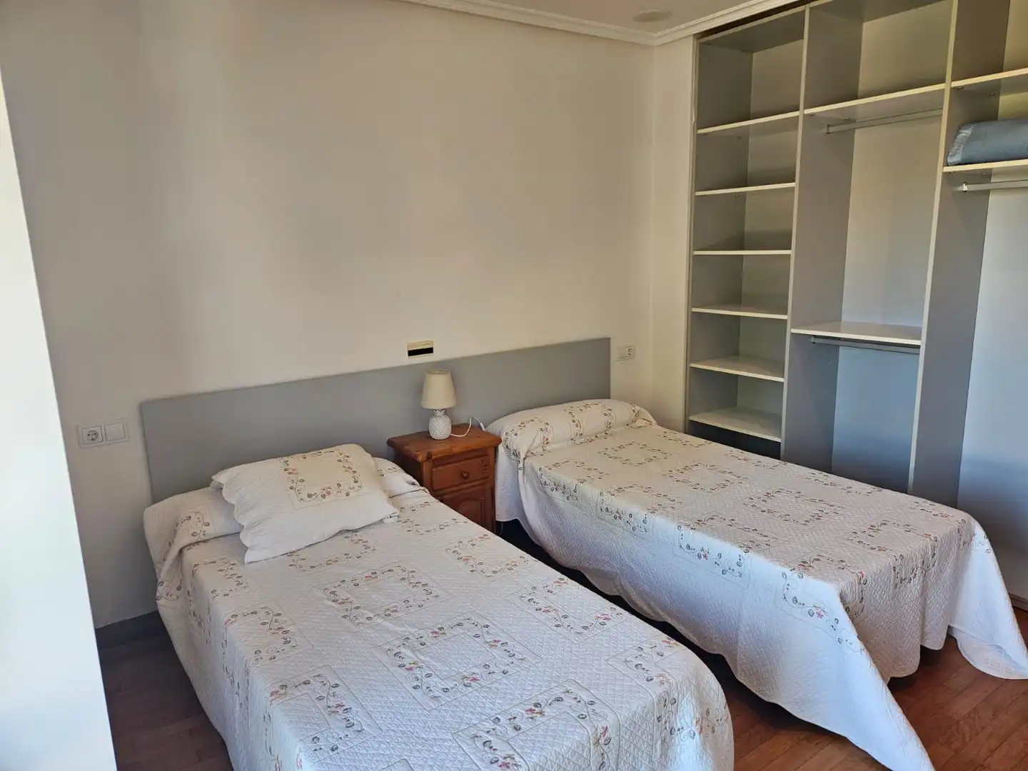 Schlafzimmer von Einfamilien-Reihenhaus zum Verkauf in Aia mit Heizung, Privatgarten und Terrasse