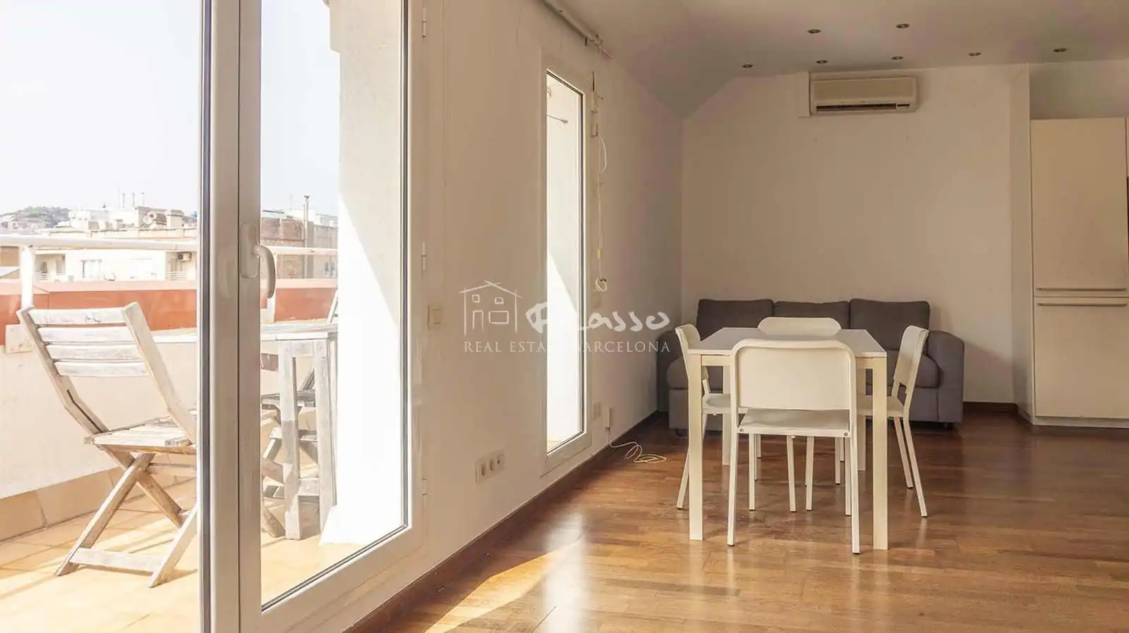 Living room of Attic for rent in Barcelona  with Air Conditioner, Heating and Parquet flooring