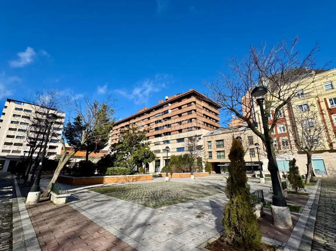 Vista exterior de Edifici en venda en Valladolid