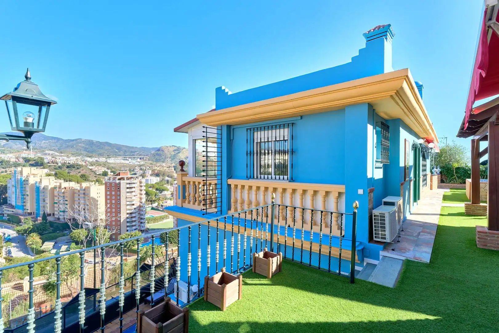 Vista exterior de Casa o xalet en venda en Málaga amb Aire condicionat, Calefacció i Jardí privat