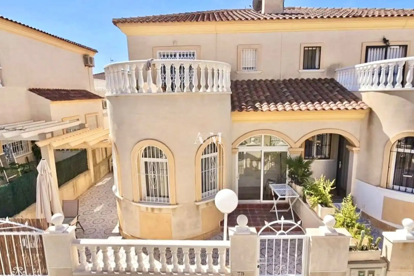 Vista exterior de Casa adosada de alquiler en Torrevieja con Aire acondicionado, Jardín privado y Terraza