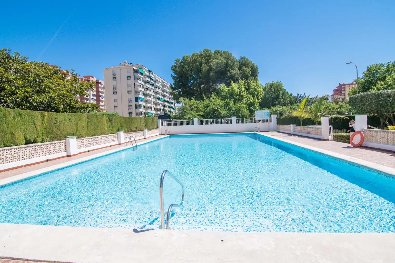 Schwimmbecken von Wohnungen zum Verkauf in Gandia mit Klimaanlage, Privatgarten und Terrasse