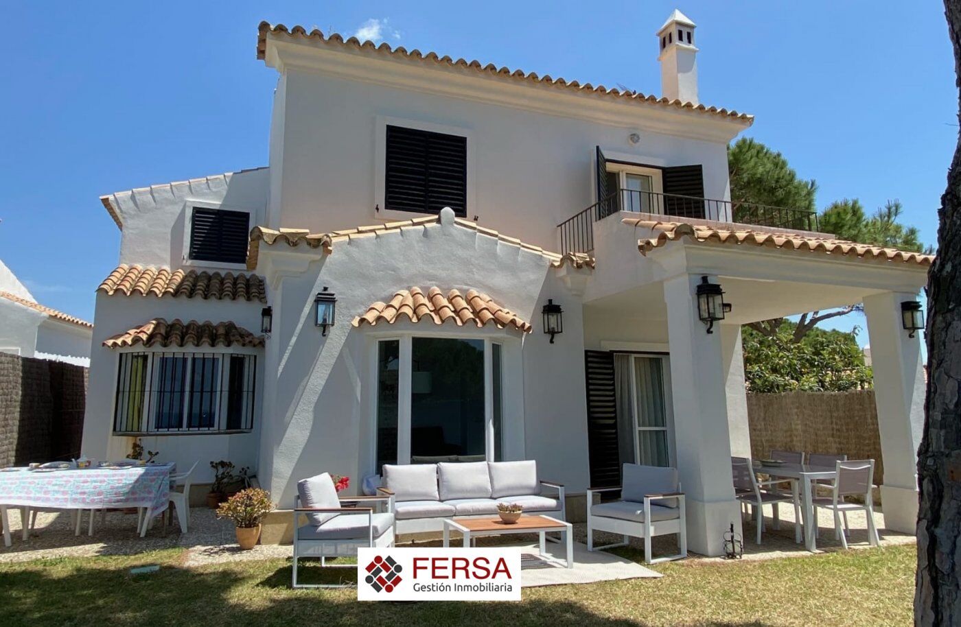 Vista exterior de Casa o xalet de lloguer en El Puerto de Santa María amb Aire condicionat, Calefacció i Jardí privat