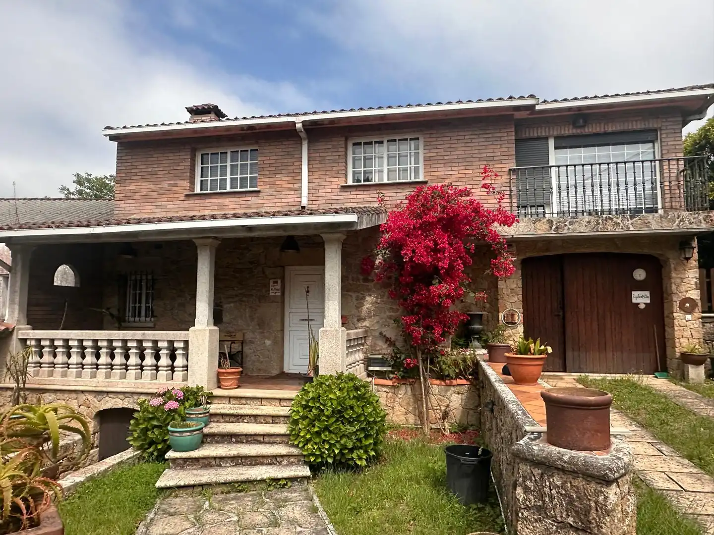 Vista exterior de Casa o chalet en venta en Vilagarcía de Arousa con Calefacción, Jardín privado y Parquet