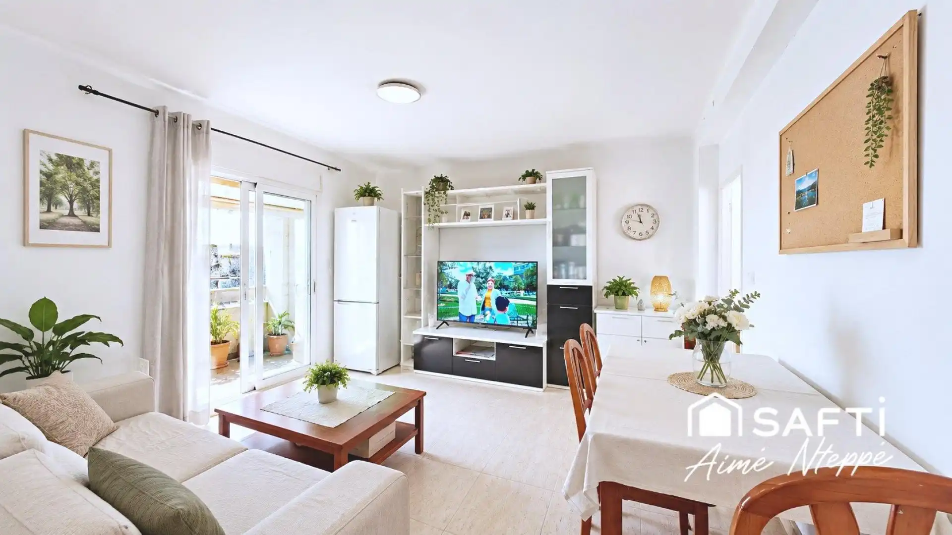 Living room of Flat for sale in Girona  with Heating, Furnished and Balcony