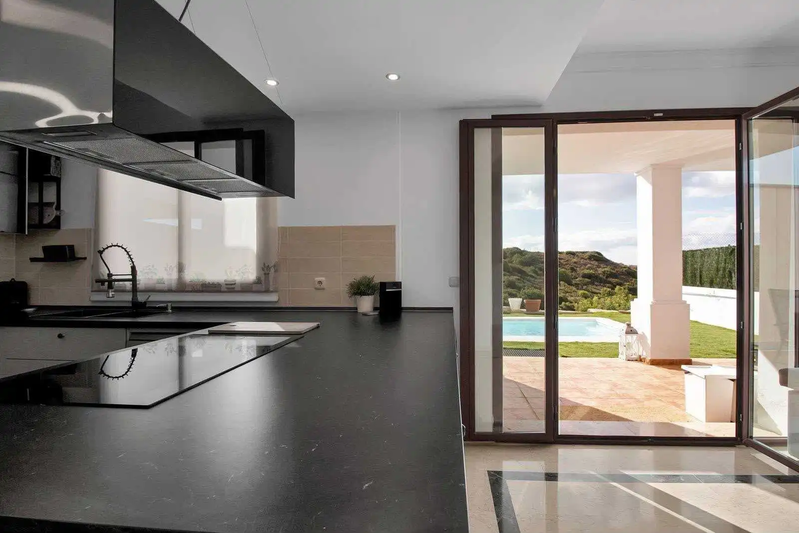 Terraced house with pool for sale in Doña Julia Golf, imagen 3