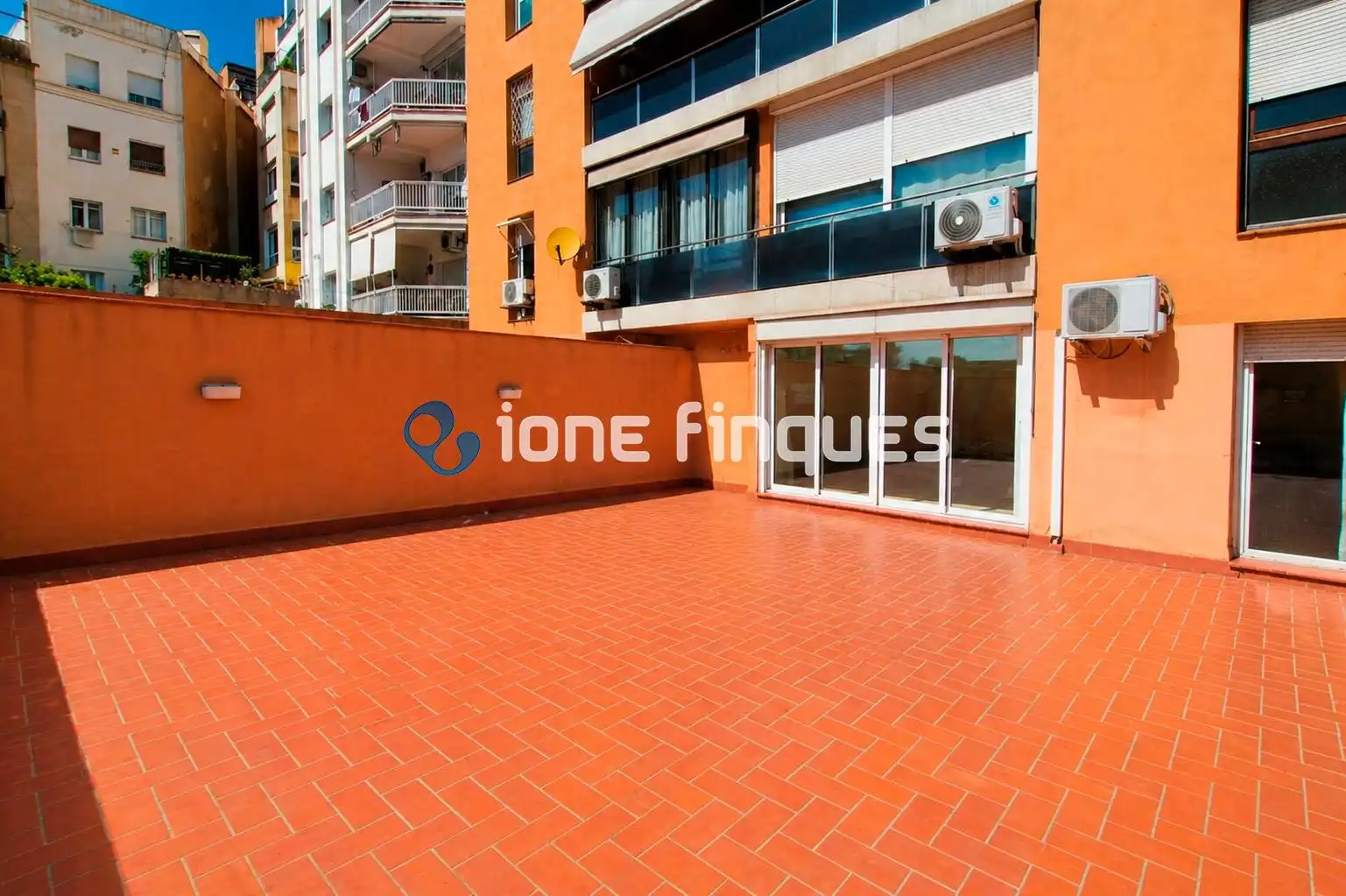 Terrasse von Wohnung zum Verkauf in Barcelona mit Heizung, Privatgarten und Abstellraum