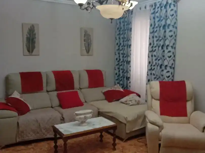 Sala d'estar de Casa adosada en venda en Martos amb Jardí privat, Traster i Piscina