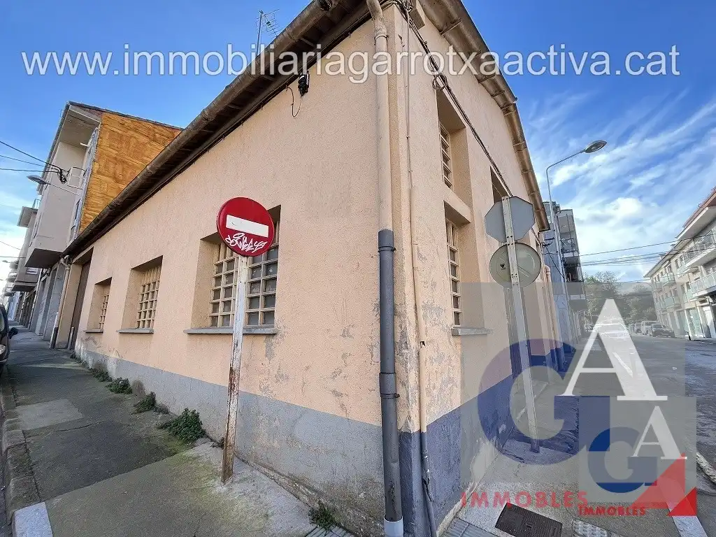 Nau industrial en venda a Olot