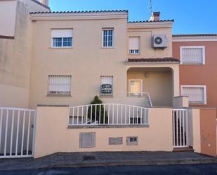 Vista exterior de Casa adosada en venda en Plasencia amb Aire condicionat i Balcó