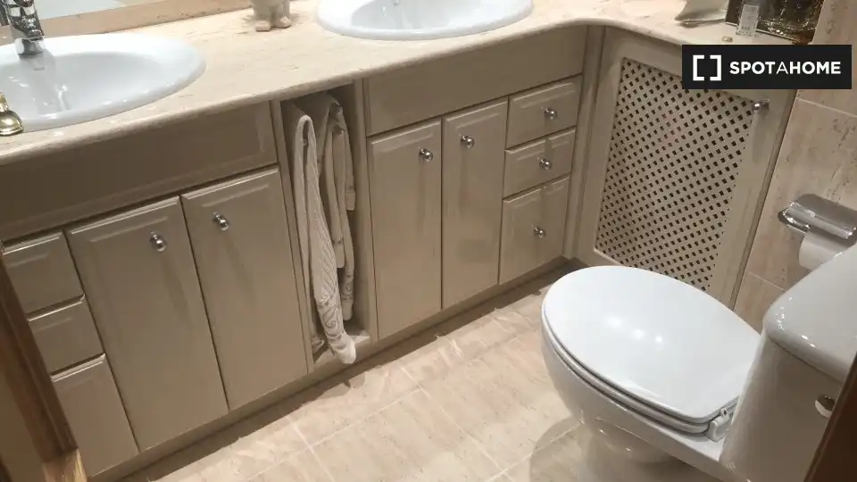Bathroom of Flat for share in Getafe  with Air Conditioner, Heating and Terrace