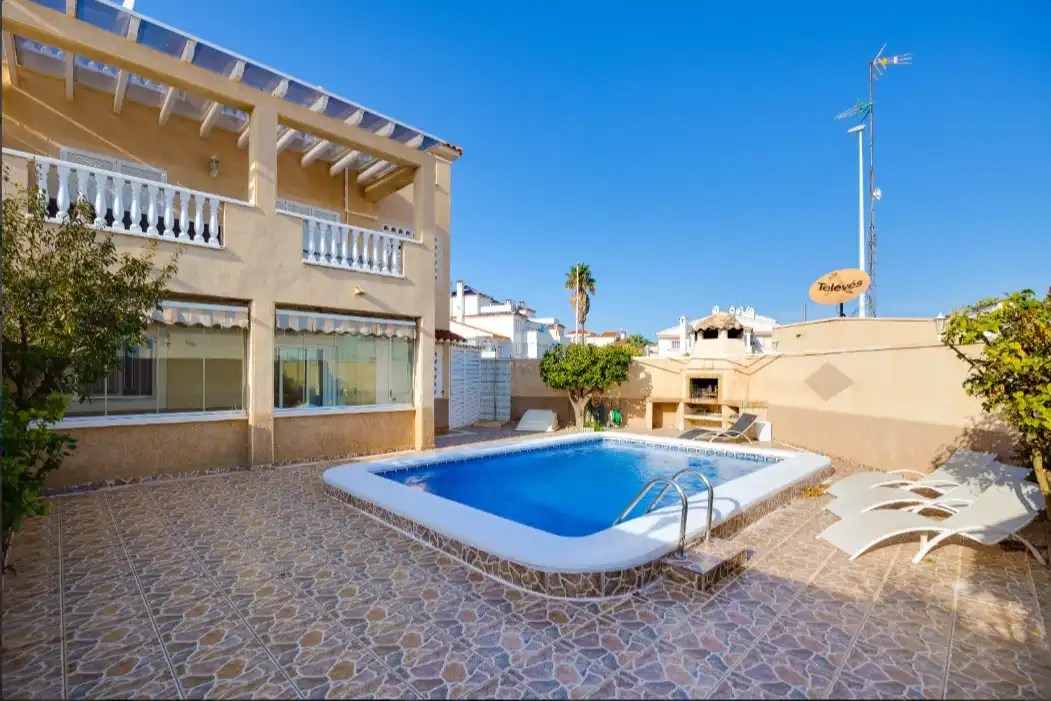 Vista exterior de Casa o chalet en venta en Orihuela con Terraza, Trastero y Piscina