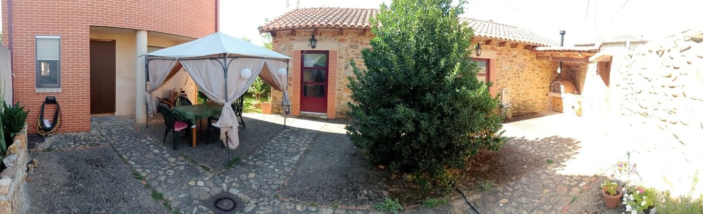 Vista exterior de Casa o xalet en venda en Luyego amb Calefacció, Moblat i Balcó